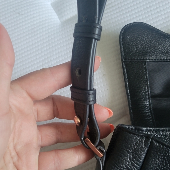 Danier leather handbag/crossbody - Picture 2 of 6